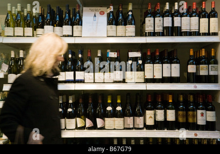 Eine Frau kauft Alkohol Wein im Supermarkt Adnams Store, Southwold, Suffolk, UK Stockfoto