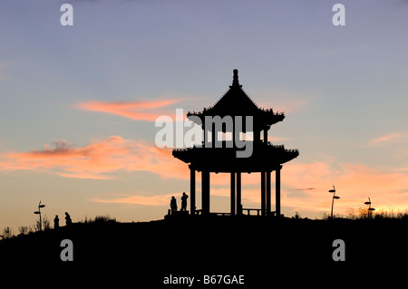 Hügel Tempel Pagode nach Sonnenuntergang Xiwuzhumuqinqi Innere Mongolei China Stockfoto