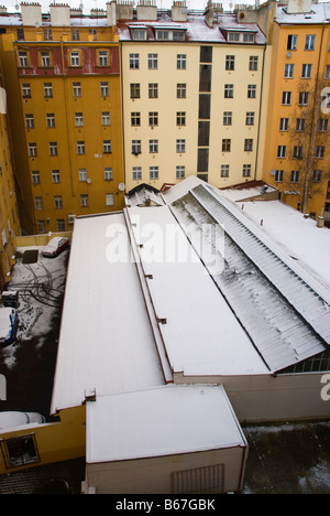 Verschneiten Hof im Stadtteil Zizkov in Prag Tschechische Republik Europa Stockfoto