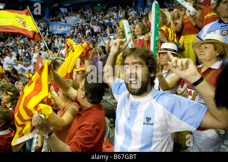 Argentinische Unterstützer jubeln seine Tennis-Team in der Mitte das spanische Publikum während der 2008 Davis Cup Finale ARG Vs SPA Stockfoto