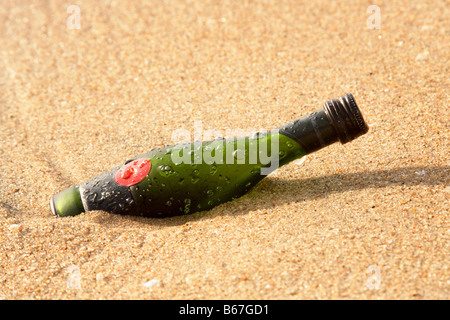 Weinflasche im sand Stockfoto