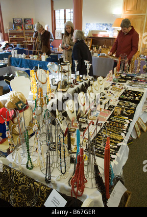 Menschen, die Einkaufen bei einem Bric eines Brac-Verkaufs in der Village Hall, Southwold, Suffolk England Stockfoto