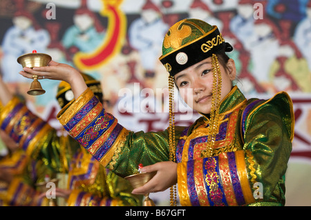 Darsteller in mongolische Trachten unterhalten Touristen Xiwuzhumuqinqi Innere Mongolei China Stockfoto