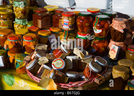 Gläser von Lebensmitteln an Porta Portese Markt in Trastevere Viertel von Rom Italien Europa Stockfoto
