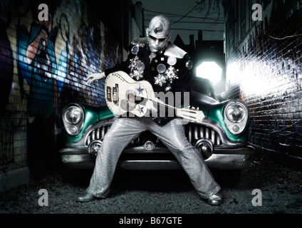 Führerschein erhältlich unter MaximImages.com - Silver Elvis mit Gitarre und Oldtimer Stockfoto