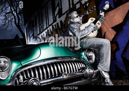 Führerschein erhältlich unter MaximImages.com - Silver Elvis mit Gitarre Stockfoto