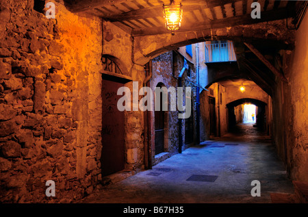 La Rue Obscure, mittelalterlichen unterirdischen Straße, Villefranche-Sur-Mer an der französischen Riviera, Frankreich Stockfoto