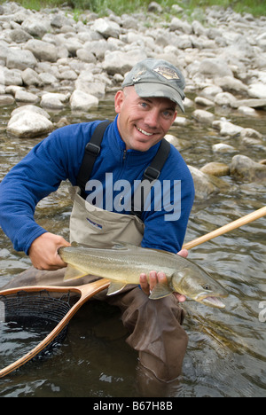 Fliegen Sie Angeln Guide Quinn Styles mit einem 25 Zoll Bull Forelle, gefangen und auf dem Elk River in der Nähe von Fernie, Britisch-Kolumbien freigegeben. Stockfoto