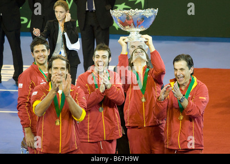 2008 Davis Cup Spanisch team heben den Davis Cup und applaudieren die Anhängern während der 2008 Gewinner Zeremonie Stockfoto