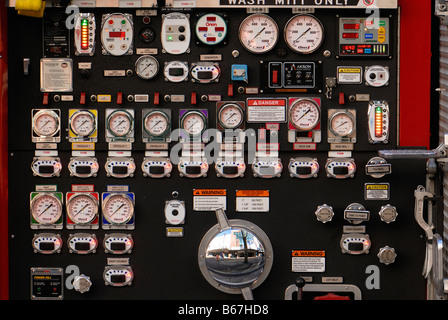 Systemsteuerung von einem Feuerwehrmann LKW führte digitalen Manometer Manometer Stockfoto