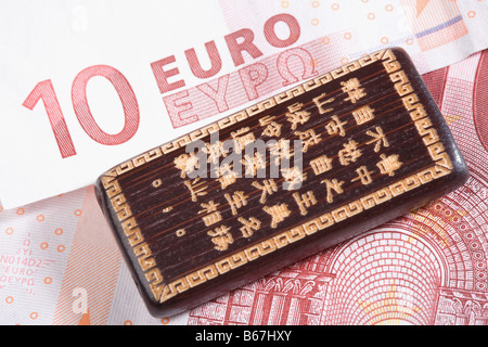 Viel Glück chinesische handgeschnitzten Bambus auf einer zehn-Euro-banknote Stockfoto