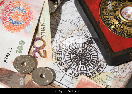 Chinesische Münzen und ein Feng-Shui-Kompass auf einer Karte Stockfoto