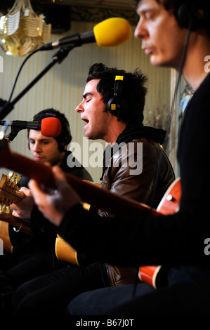 STEREOPHONICS SÄNGER KELLY JONES MIT ADAM ZINDANI LINKS UND RICHARD JONES WÄHREND EINE BESONDERE LEISTUNG IN SEINER HEIMATSTADT CWM Stockfoto