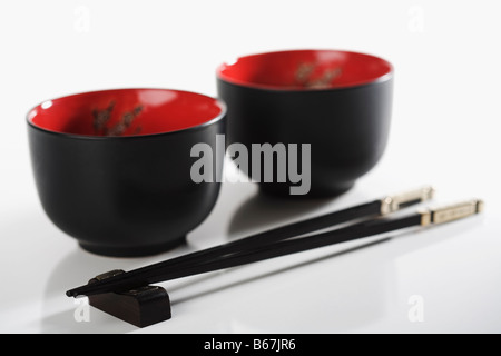 Nahaufnahme der Ess-Stäbchen mit zwei Schalen Stockfoto