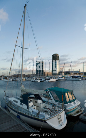 Yacht- und Motorboot im Chatham Maritime Marina festgemacht. Chatham. Kent. Stockfoto