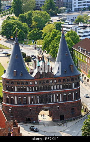 Stadttor Holstentor (1478), Stadtarchitektur, Blick vom Turm der Kirche St. Peter, Lübeck, Schleswig Holstein, Deutschland Stockfoto