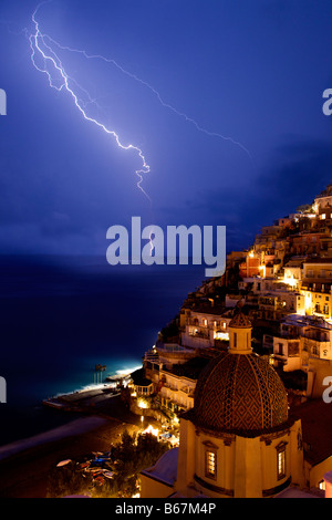 Blitzeinschläge am Mittelmeer in der Nähe von Positano Stockfoto