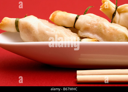 Nahaufnahme von Sushi mit Stäbchen Stockfoto