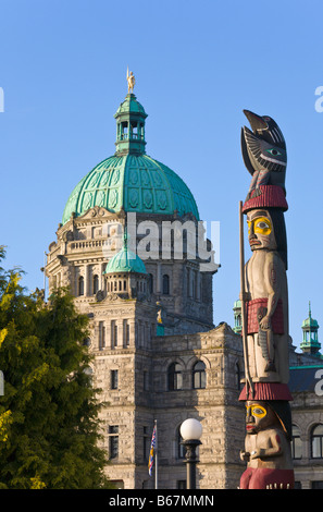 Legislative Building von BC und "Totempfahl" Victoria "Vancouver Island" Kanada Stockfoto