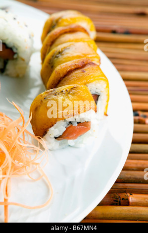 Sushi-Rollen in einer Platte Stockfoto