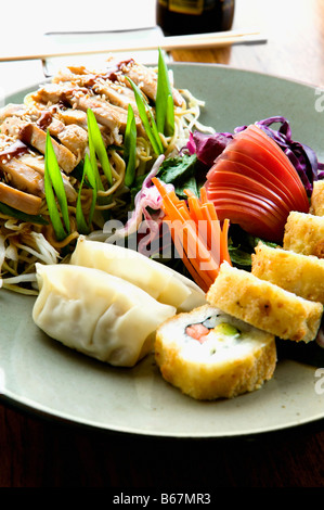 Nahaufnahme von Sushi mit chinesischen Teigtaschen in einem Teller gedient Stockfoto