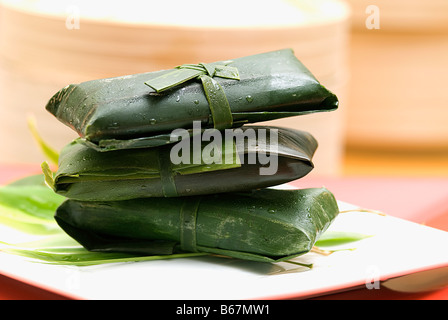 Reisklöße in Bananenblätter gewickelt Stockfoto