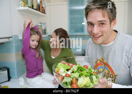 Junge Familie bereitet einen Salat in eine Küche, München, Deutschland Stockfoto