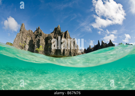 Kalkstein-Felsen in der Nähe von Misool Raja Ampat West Papua Indonesien Stockfoto