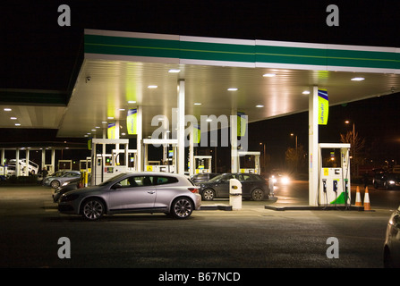 BP Tankstelle Vorplatz bei den Warwick Services (Richtung Süden), gezeigt am späten Abend/in der Nacht auf der Autobahn M40. Warwickshire. VEREINIGTES KÖNIGREICH. Stockfoto