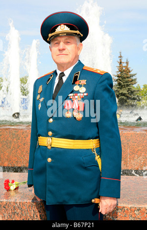 Russischer Oberst feiert Tag des Sieges des zweiten Weltkriegs im Park des Sieges in Moskau, Russland Stockfoto