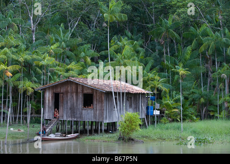 Haus auf Stelzen entlang des Amazonas und tropischen Regenwald, Combo-Insel, in der Nähe von Belem, Para, Brasilien, Südamerika Stockfoto