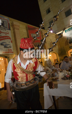 Man gießt arabischen Kaffee während Ramadan-Iftar-Buffet im Sheraton Hotel Aleppo, Aleppo, Syrien, Asien Stockfoto