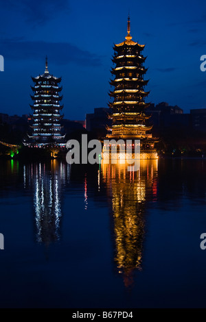 Reflexion der Pagoden in einem See, Sonne und Mond-Pagode, Banyan See, Guilin, Provinz Guangxi, China Stockfoto