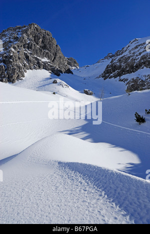 verschneite Cirque mit Schnee Dünen unter Schafalpenkoepfe, Ochsenloch, Kleinwalsertal, Allgäu reichen, Allgäu, Vorarlberg, Au Stockfoto