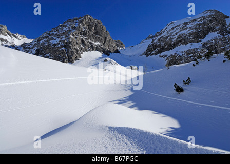 verschneite Cirque mit Schnee Dünen unter Schafalpenkoepfe, Ochsenloch, Kleinwalsertal, Allgäu reichen, Allgäu, Vorarlberg, Au Stockfoto