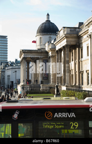 Bus in Trafalgar Square in London, mit der National Gallery hinter. VEREINIGTES KÖNIGREICH. Stockfoto