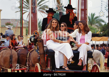 Frauen in einer Pferdekutsche bei Feria del Caballo, Provinz Cadiz, Jerez De La Frontera, Andalusien, Spanien Stockfoto