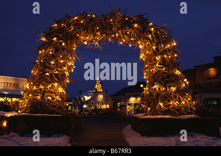 Weihnachtsschmuck an Elch Geweih Bogen, Stadtplatz, Jackson Hole, Wyoming, USA Stockfoto