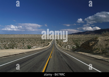 Gerade Straße, Desert Highway, Anza Borrego Desert State Park, Kalifornien, USA Stockfoto
