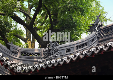 Skulpturen auf ein Gebäude, Yu Yuan Garten, Shanghai, China Stockfoto