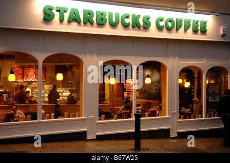 Starbucks Coffee-Shop in der Nacht in St James s Street Brighton UK Stockfoto