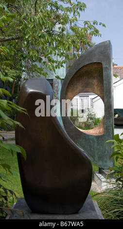 Barbara Hepworth Skulpturen im Garten des das Barbara Hepworth Museum St Ives Cornwall England UK Stockfoto