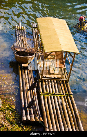 Vogelperspektive Blick auf Holzflößen in einem Fluss Li-Fluss, XingPing, Yangshuo, Provinz Guangxi, China Stockfoto