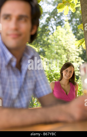 Flirten Sie im Bier Garten, junge Frau und Mann Flirten im Biergarten, Starnberger See, Bayern, Deutschland Stockfoto