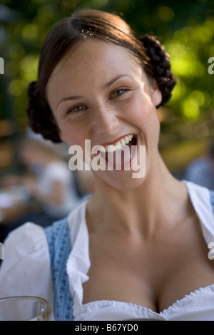 Kellnerin im Biergarten in der Nähe Starnberger See, Bayern, Deutschland Stockfoto