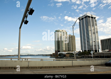 Wolkenkratzer, wie gesehen von der Main Street Bridge in Jacksonville, Florida Stockfoto