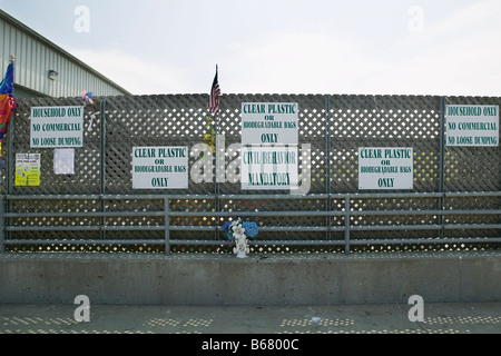 Schilder am Zaun am Recycling Zentrum, Nantucket, Massachusetts, USA Stockfoto