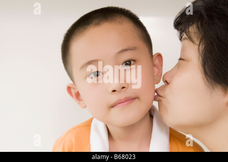 Seitenansicht einer reifen Frau küssen ihren Enkel Stockfoto