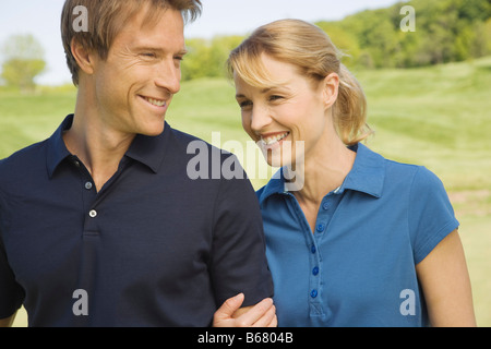 Porträt des Paares auf Golfplatz Stockfoto