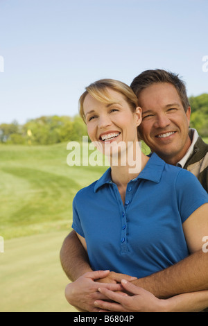 Porträt des Paares auf Golfplatz Stockfoto